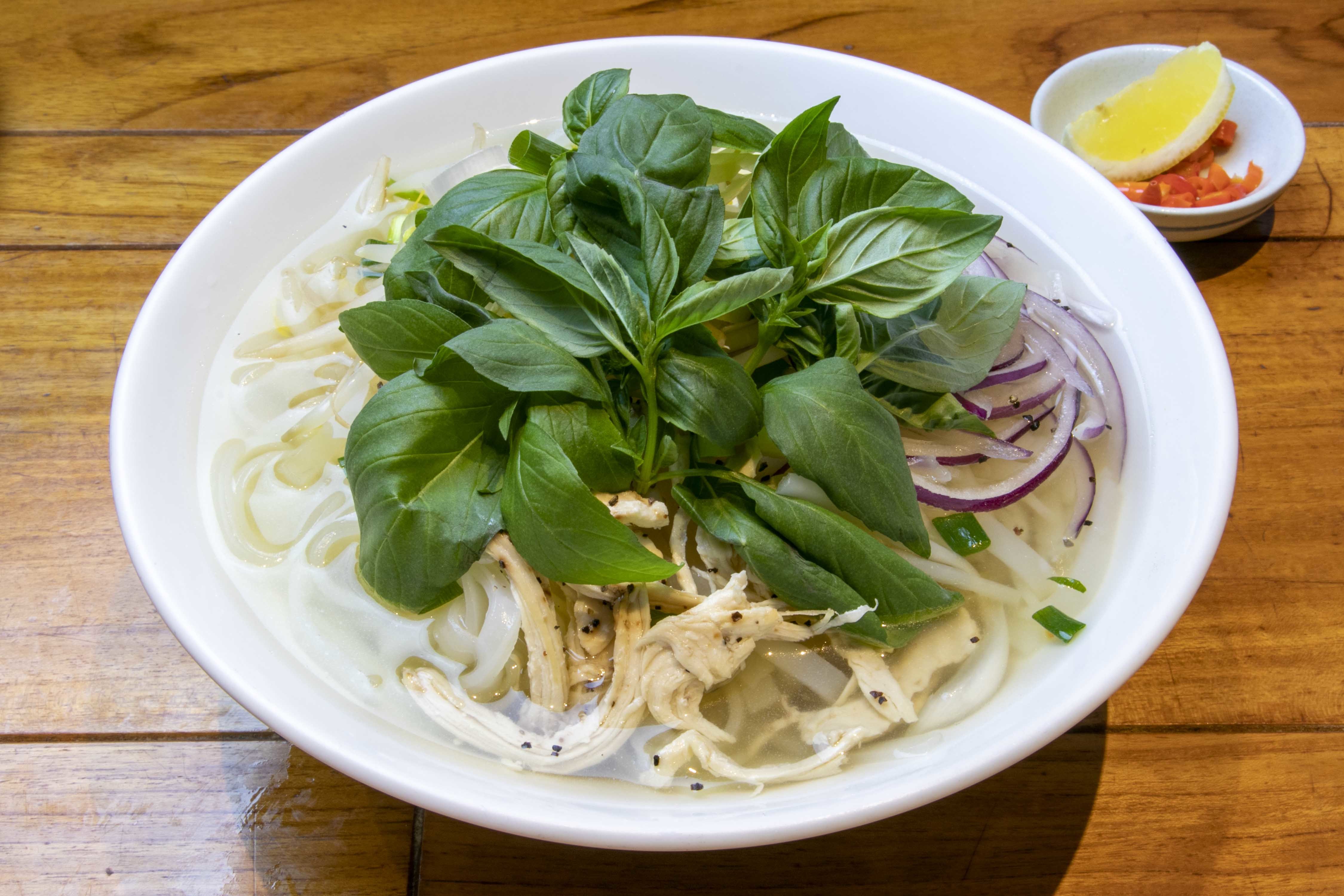 【おすすめ】~フォー・ガー・サイ・バイ・ホラパー 鶏肉のフォー、たっぷりホラパーのせ~ 990円(税込み)