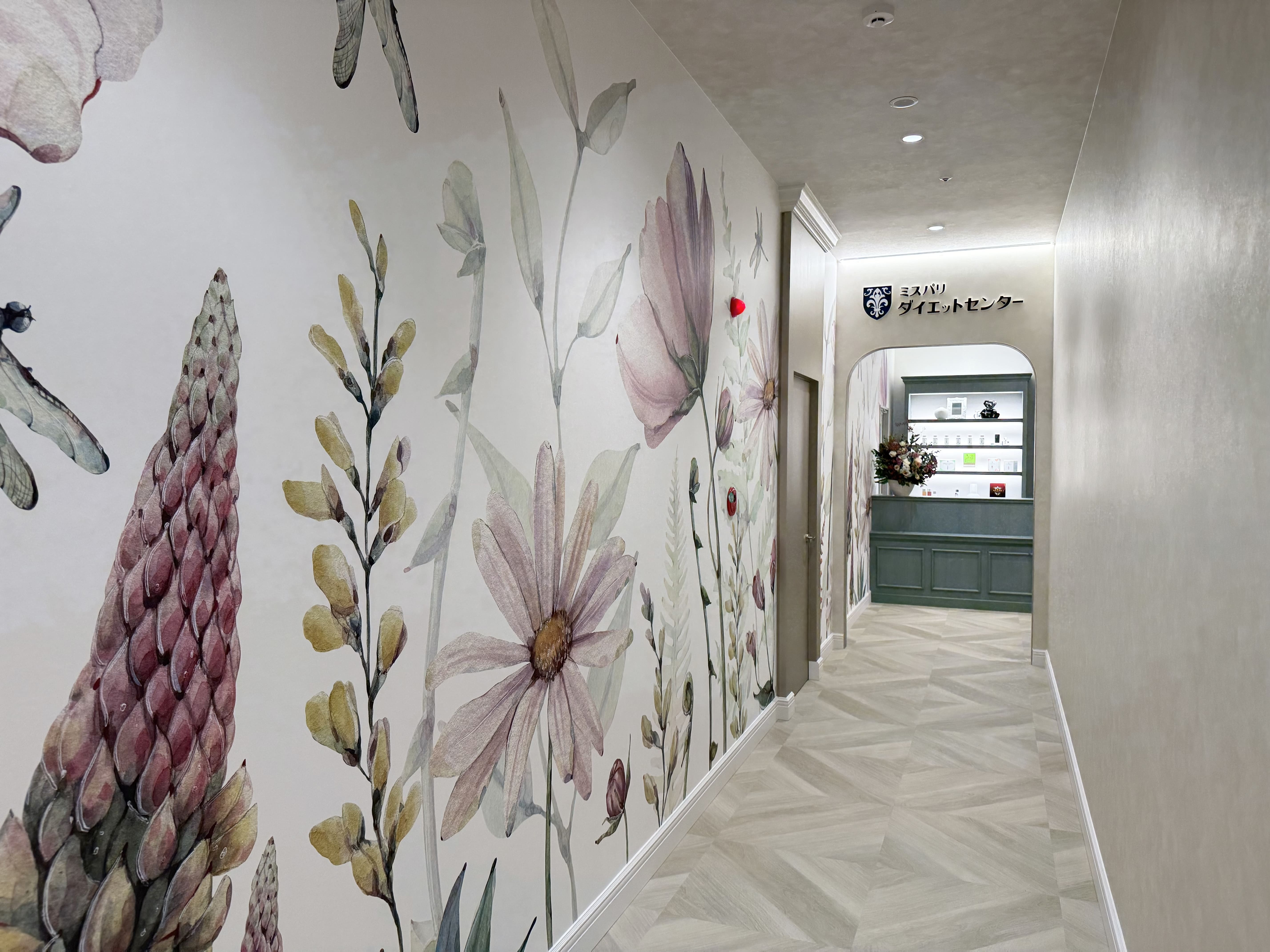 花に迎えられ、明るい気持ちになるエントランス