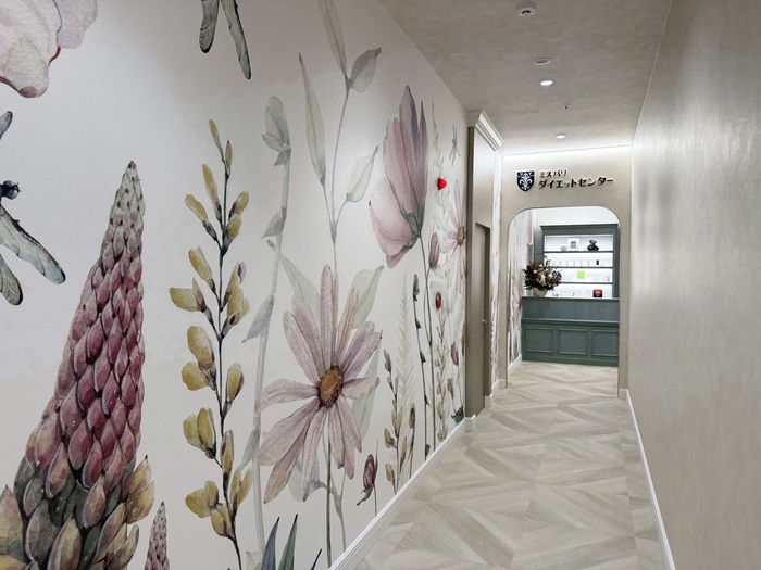 花に迎えられ、明るい気持ちになるエントランス