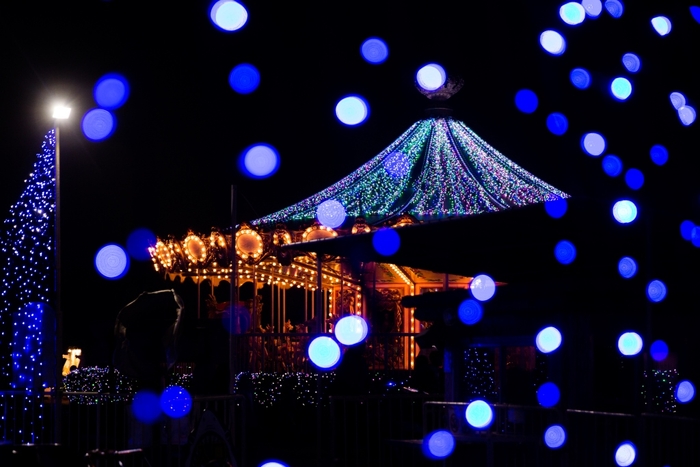 冬の澄んだ空気にライトが映える［Music Illumination 音と光の遊園地］