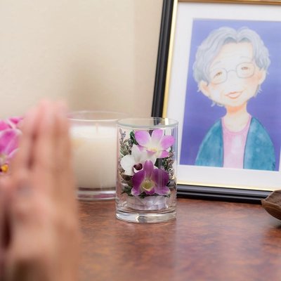 “お花の色合いそのまま”2022年8月より長期間飾れる 「グラスフラワー お供え花」の新アレンジ1本販売がスタート！
