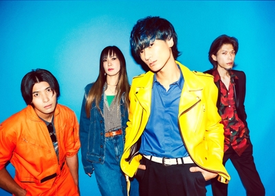 a flood of circle(ア・フラッド・オブ・サークル)渡邊一丘:Drums HISAYO:Bass 佐々木亮介:Vocal & Guitar アオキテツ:Guitar(左→右)