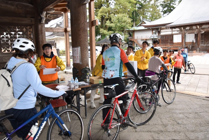 ゴールの善徳寺で選手たちをお出迎え