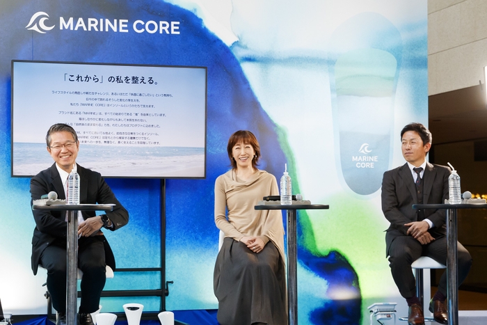 製品PRトークステージ 中央・高島礼子さん、右・赤星憲広さん、左・黒田良祐教授