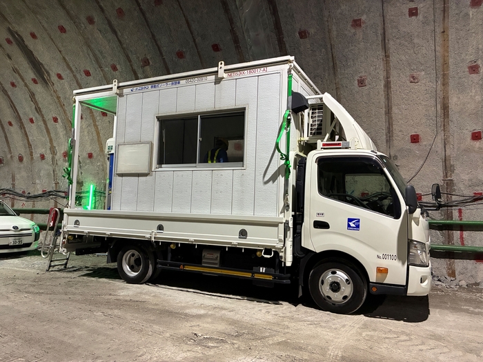 写真8：坑内移動式遠隔操作室