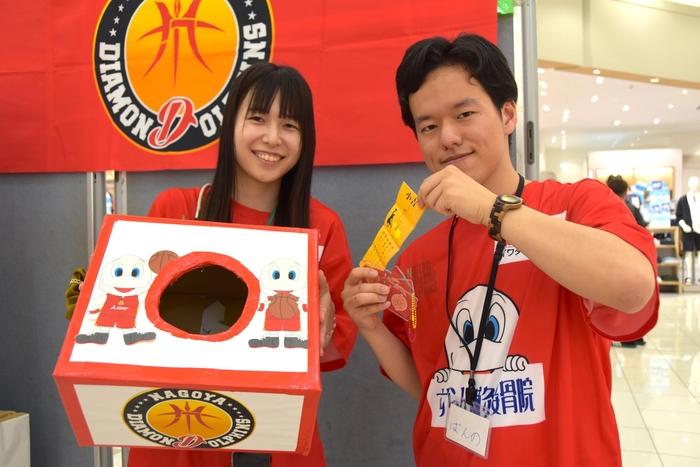 オリジナルキーホルダーを制作した伴野さん(右)とおみくじを作った加藤さん