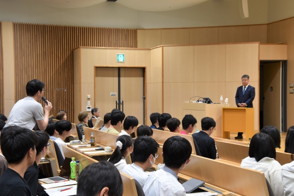 森特任教授に質問する聴講者