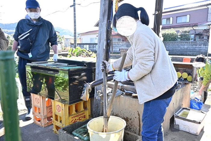 里芋を洗っていきます