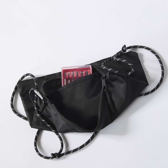 キャップやトートバッグ、サコッシュ等小物アイテムも展開