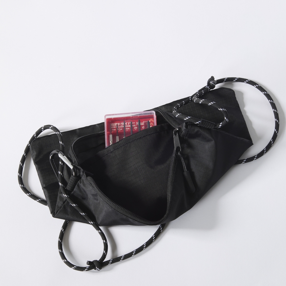 キャップやトートバッグ、サコッシュ等小物アイテムも展開