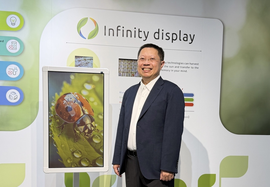 IRIS Optronics、量産対応の新型31.5インチ屋外ディスプレイで、Infinity®ソーラー発電対応ChLCD電子ペーパーシリーズをさらに強化。(写真はIRIS Optronics 会長兼CEOの廖奇璋(Albert Liao)博士)