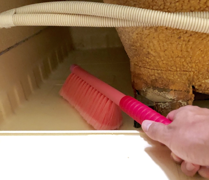 浴槽下に洗車ブラシ