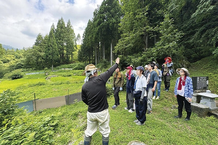 大土町唯一の定住者の方から、町の説明を受け、町の歴史やその思いを聞く