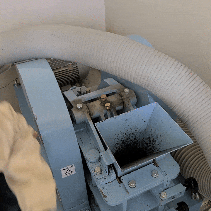 粉砕マシンの様子