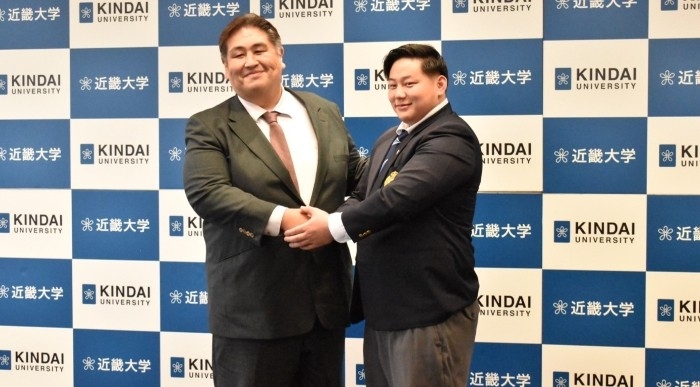 令和6年(2024年)の入門会見時の様子 二子山部屋 二子山雅高師匠(左)、三田関(右)