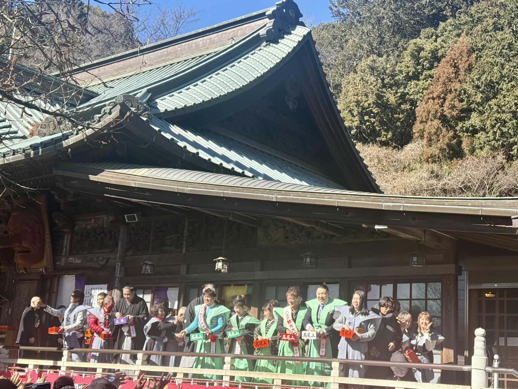高尾山に響く「福は内!」 原田悠里、山口ひろみ、北山たけし、大江裕が力強く豆まき!