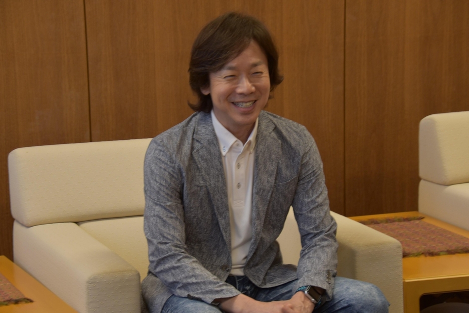 変わらぬ笑顔の佐藤特任教授