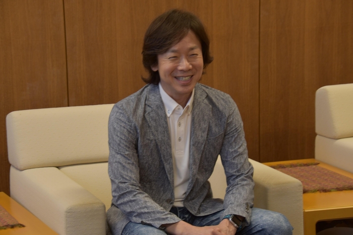 変わらぬ笑顔の佐藤特任教授