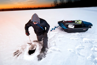 冬のアウトドアに活躍する「アイスフィッシングギア」の 国内展開を開始！大型ソリJet Sledに加え、6商品が新入荷