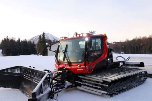 ゲレンデを整備する「圧雪車」に体験乗車！