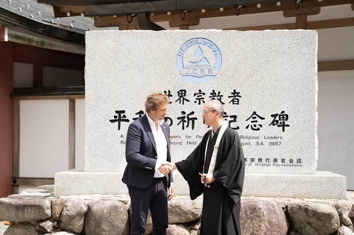 比叡山延暦寺平和の祈り記念碑の前で握手