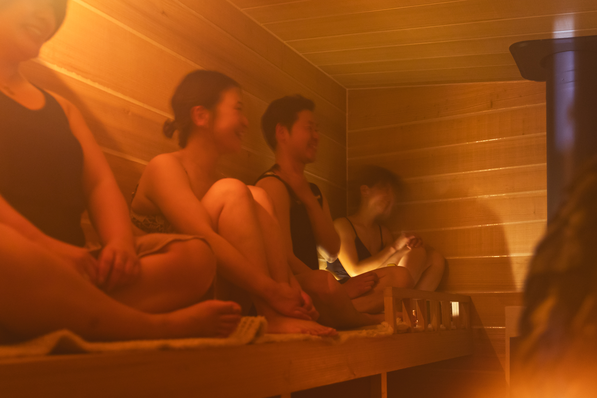 夜は火とランタンの灯で