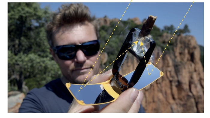 特許を持つ反射鏡で太陽光を一点に集めます