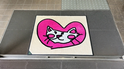 【設置事例】「コドモブロス」に通う子どもが描いたアート作品を採用したサポートマット