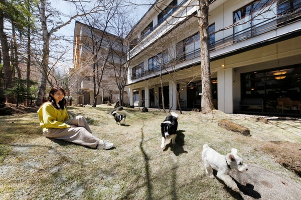 クッション性が高い天然芝を使用した＜中庭ドッグラン＞