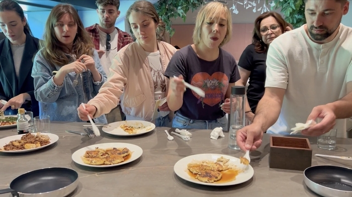 ビジャレアルFC関係者による染野屋豆富料理の試食