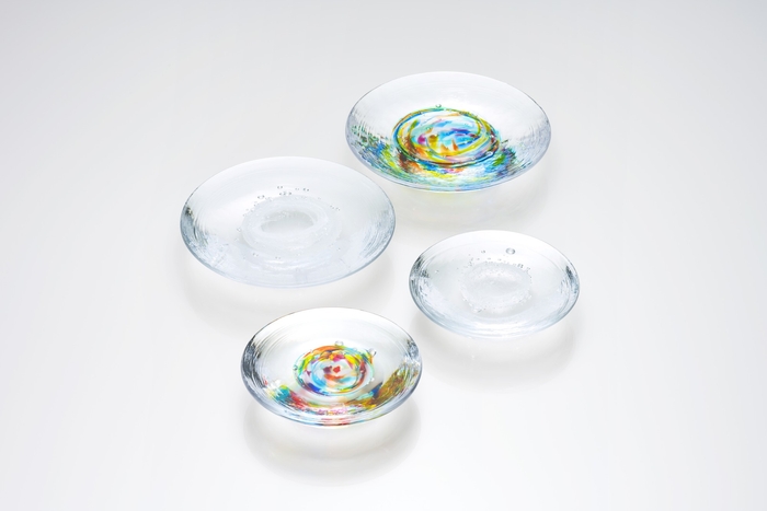 〈seiun  セイウン〉 お料理や大切なものをのせて楽しむための器。厚みのあるガラスの中に立体的に閉じ込められた泡や色がまるで「星雲」のように見えたことから名づけられた一品。 泡や色の入り方はまさに手作りならでは。ぜひ出会いを楽しんでいただきたい器です。