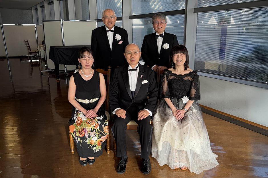 今回は記念演奏がなかったため役員のみの記念撮影。 前列中央:古川 隆 代表理事(NPO法人理事長) 前列右:渋谷 伸子 理事(NPO法人) 後列左:村上 覚 名誉顧問 後列右:西村 尚芳 名誉顧問