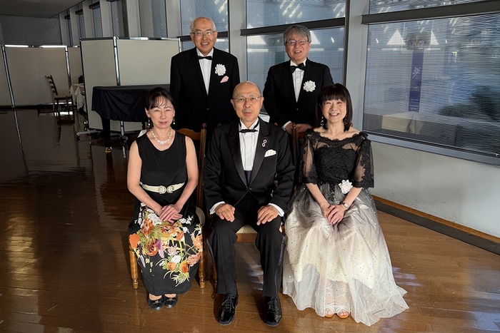 今回は記念演奏がなかったため役員のみの記念撮影。  前列中央：古川 隆 代表理事（NPO法人理事長） 前列右：渋谷 伸子 理事（NPO法人） 後列左：村上 覚 名誉顧問 後列右：西村 尚芳 名誉顧問