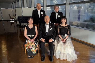 今回は記念演奏がなかったため役員のみの記念撮影。 前列中央:古川 隆 代表理事(NPO法人理事長) 前列右:渋谷 伸子 理事(NPO法人) 後列左:村上 覚 名誉顧問 後列右:西村 尚芳 名誉顧問