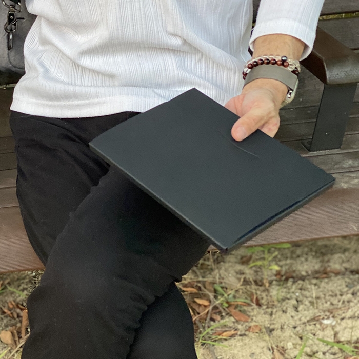 しっかりした厚みのケース(紙製)