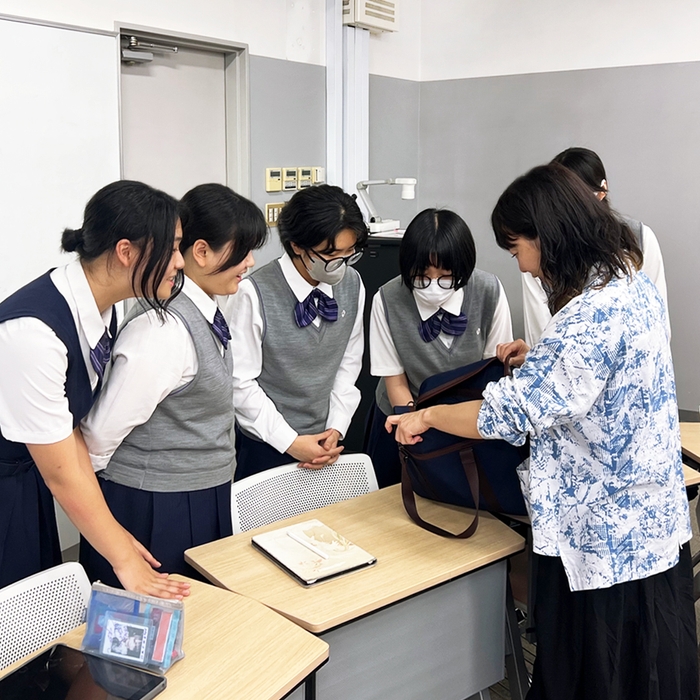 生徒会メンバーに試作バッグを見せて意見を聞くマザーハウスの山口 絵理子代表(右)