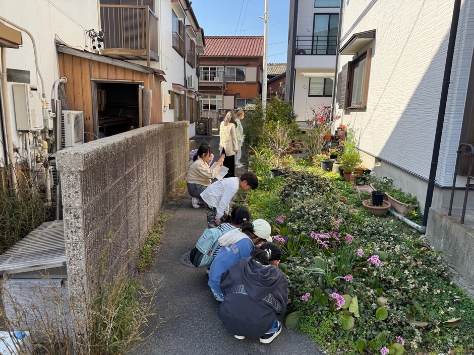 「せこみち」を探索する学生と子どもたち