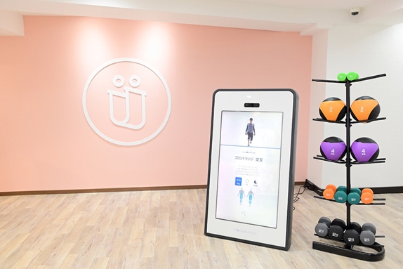 1,500×850mmのAI搭載大画面モニター付きマシン