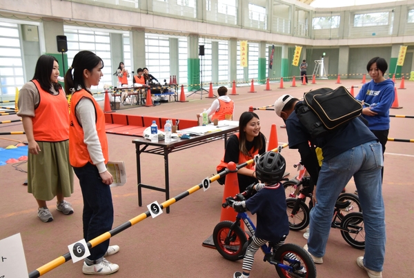 チビッ子選手たちを誘導