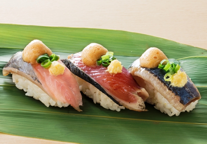 【秋魚3貫王】左から、鯵、藁焼きかつお、秋刀魚。