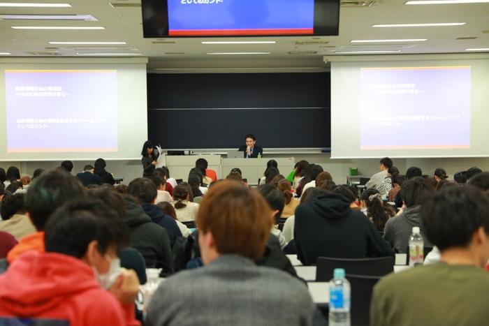 授業風景2:東洋大学講義(198名出席)