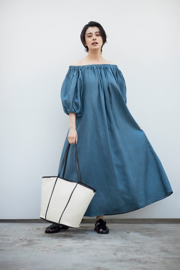 ワンピース ¥14,300 ※共布ベルト付き バッグ ¥6,589 サンダル ¥7,689(税込)