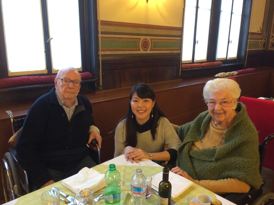 カーザ・ヴェルディの住人と(中央は著者)