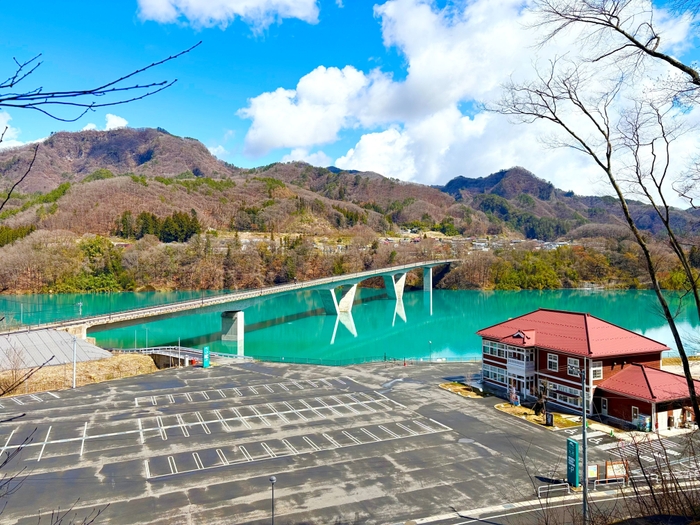 展望台から見た八ッ場湖の駅丸岩