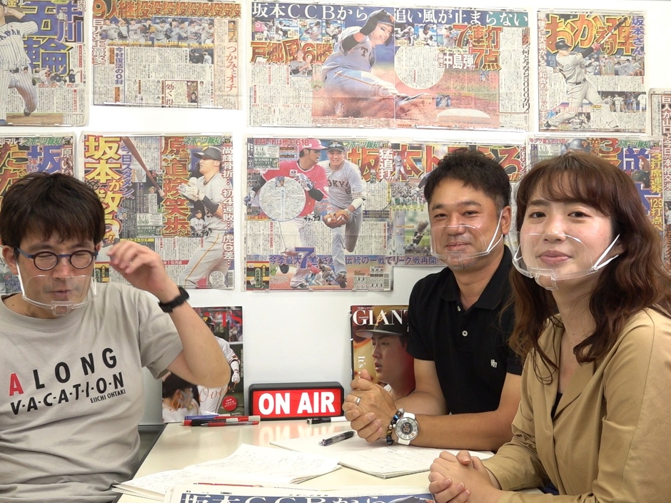 チャンネルMCの加藤デスク(左)と水井デスク(中)、初登場の玉寄記者(右)