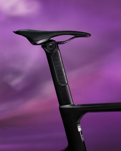 VCLS Aeroコンフォートシートポスト: 通常はスピード重視で設計されるエアロシートポストにおいて、快適性を実現した世界初の設計。革新的なSP0093 VCLS Aeroシートポストは、精密なレイアップ構造により、剛性の高い一般的なシートポストと比較して25%以上の縦方向コンプライアンス向上を実現しています。