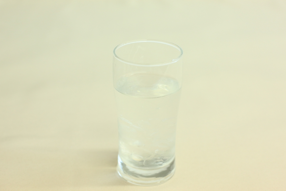 天然水のぷるぷるゼリー飲料こんにゃくセラミド入り