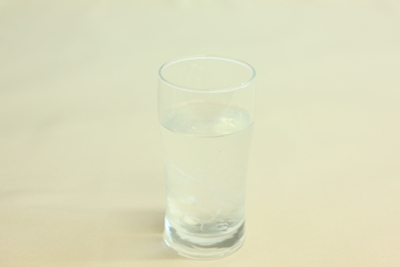 天然水のぷるぷるゼリー飲料こんにゃくセラミド入り