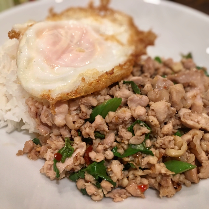 本物のガパオライスは肉の粒感が違います