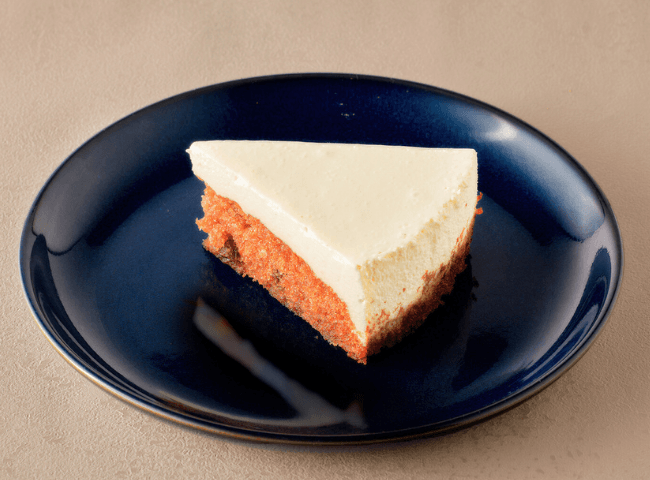 2層のレアチーズキャロットケーキ500円(税込)、セットで750円~